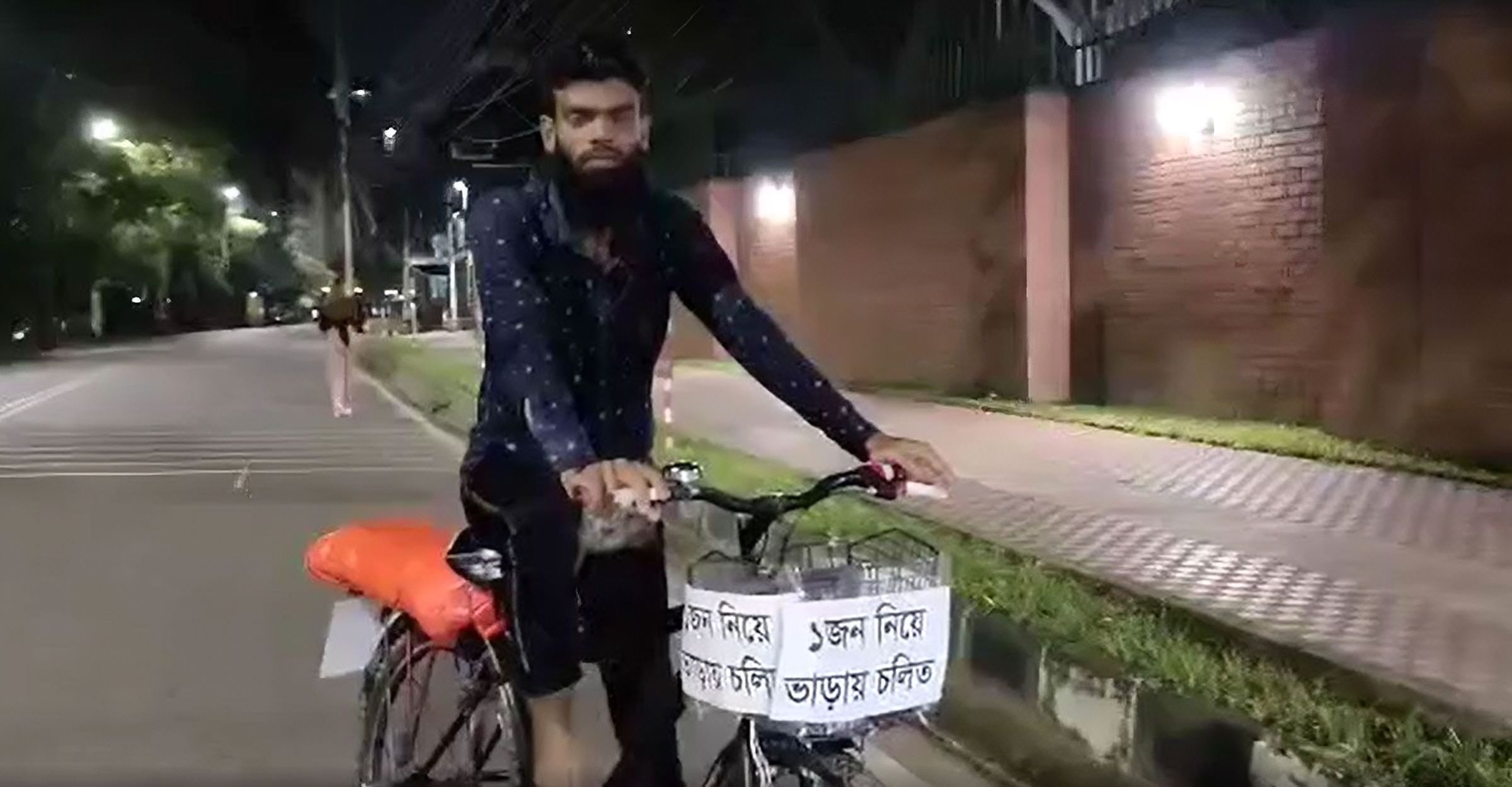 রাজধানীতে ভাড়ায় সাইকেলে যাত্রী টানেন মামুন