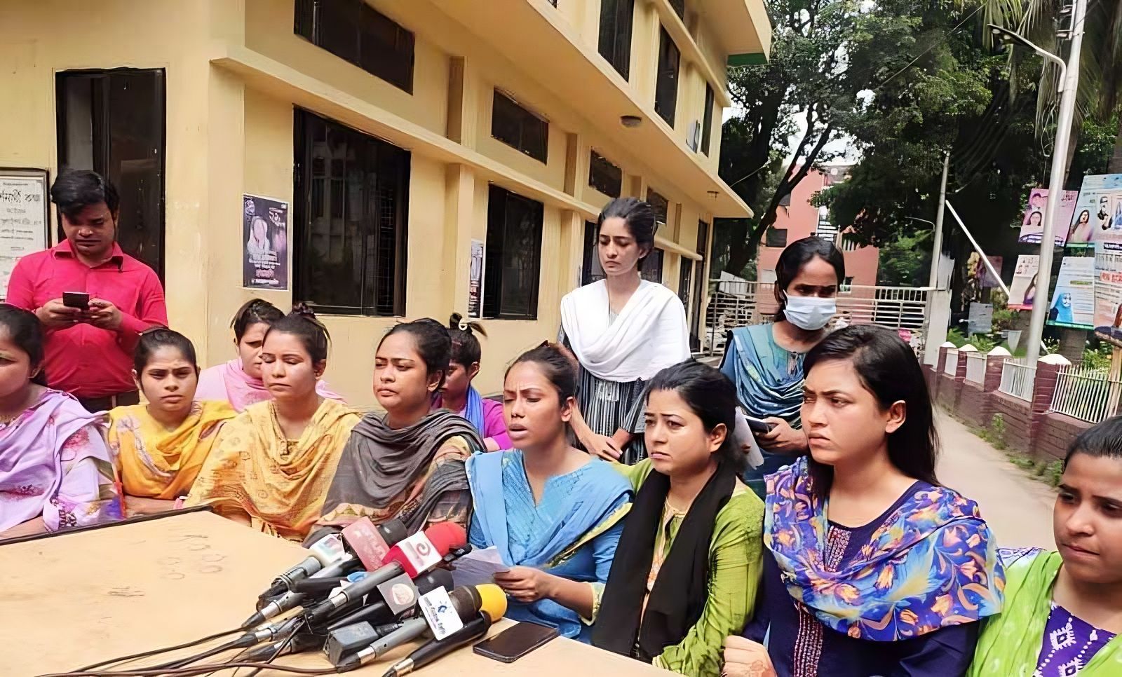 ইডেন কলেজ ছাত্রলীগের ১২ নেত্রীর আমরণ অনশনের ঘোষণা