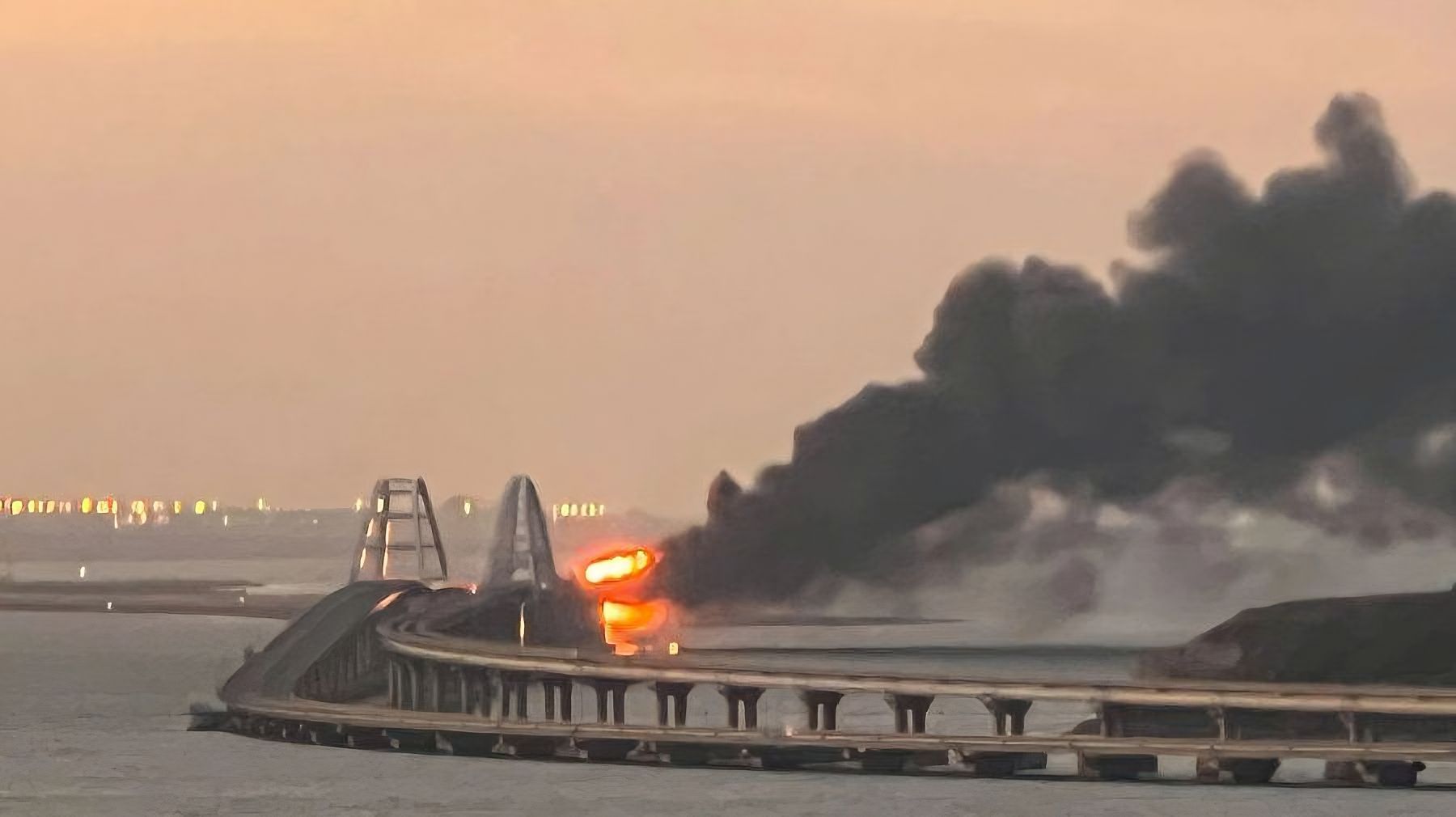 ক্রিমিয়ার সঙ্গে রাশিয়ার সংযোগ সেতুতে ভয়াবহ আগুন