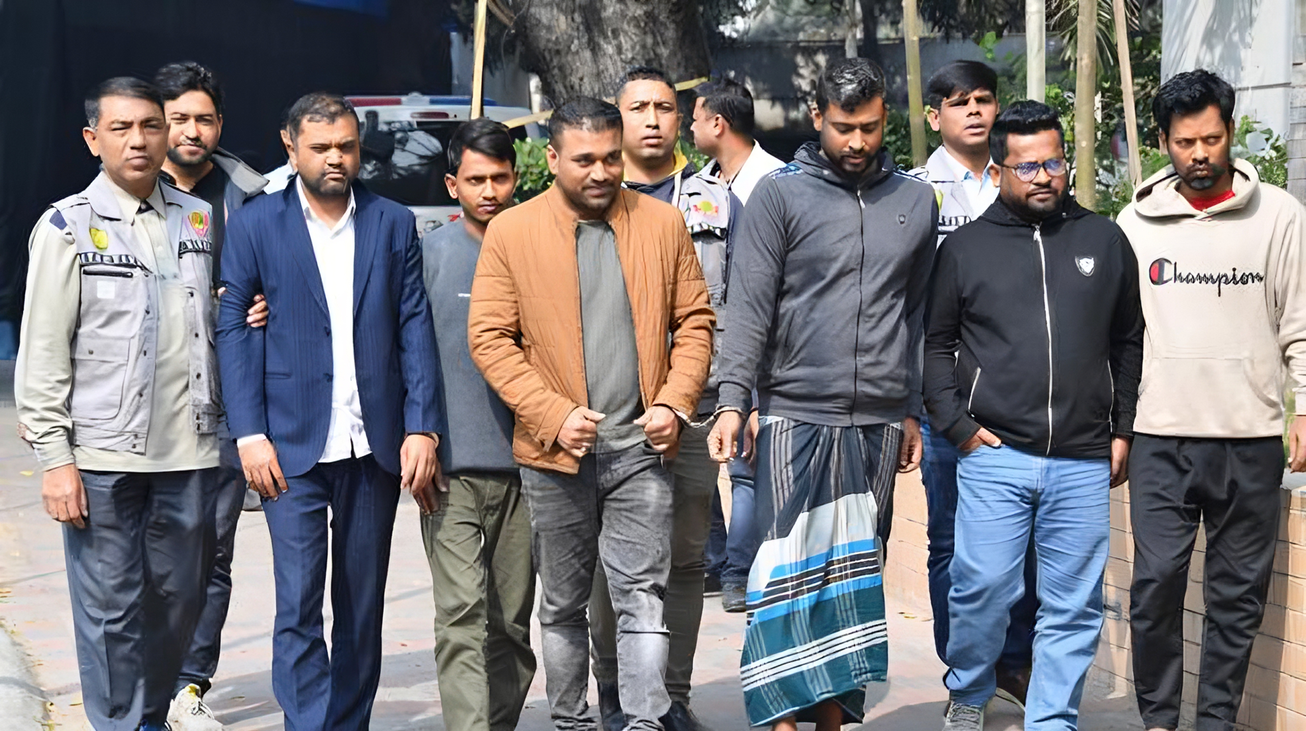 আমেরিকার ভিসা পেতে অভিনব প্রতারণা, ডিবির জালে আটক ৬