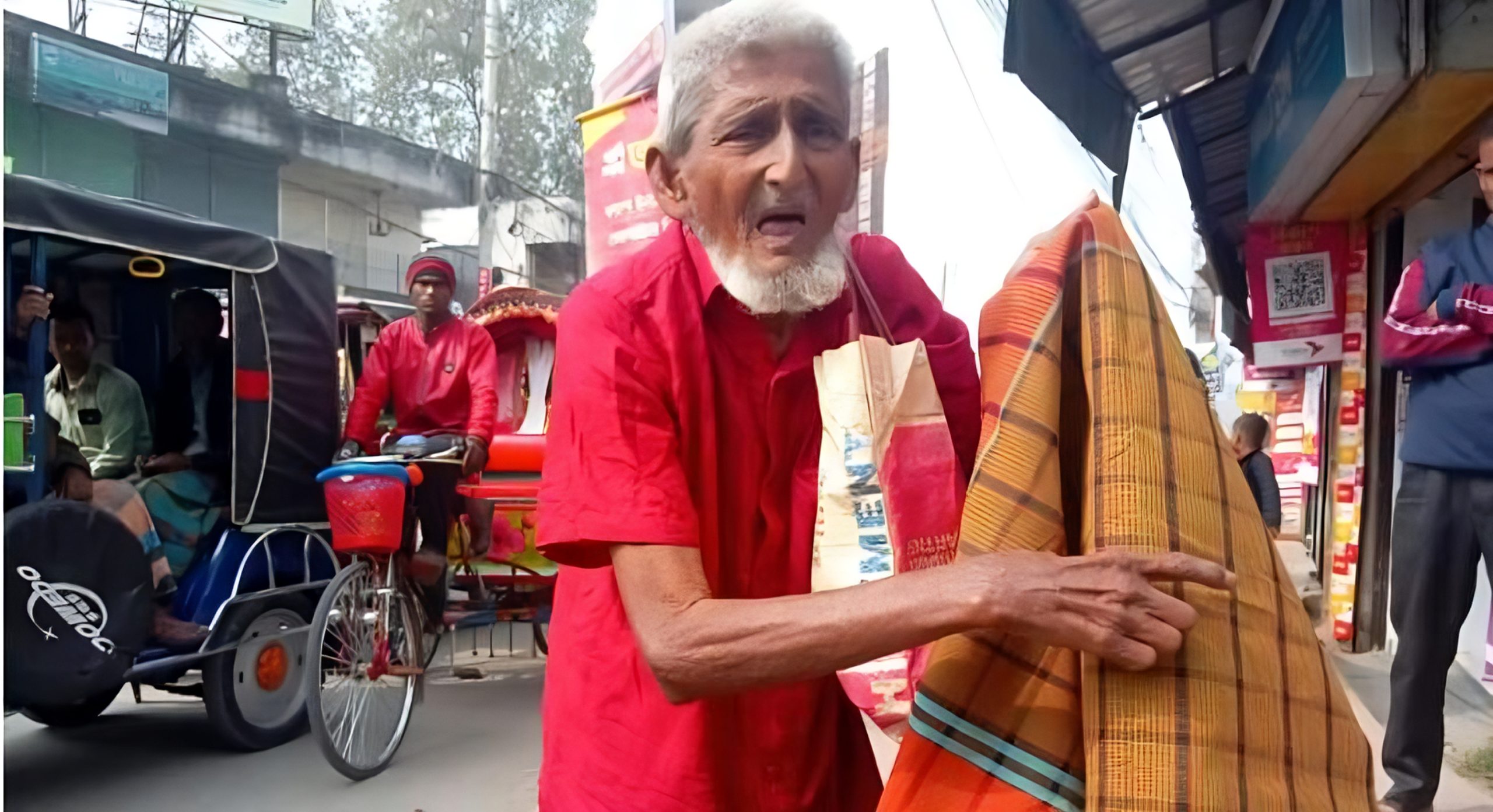 ‘আল্লাহর রহমতে ভালো আছি, ভিক্ষা না করে গামছা বেচি’