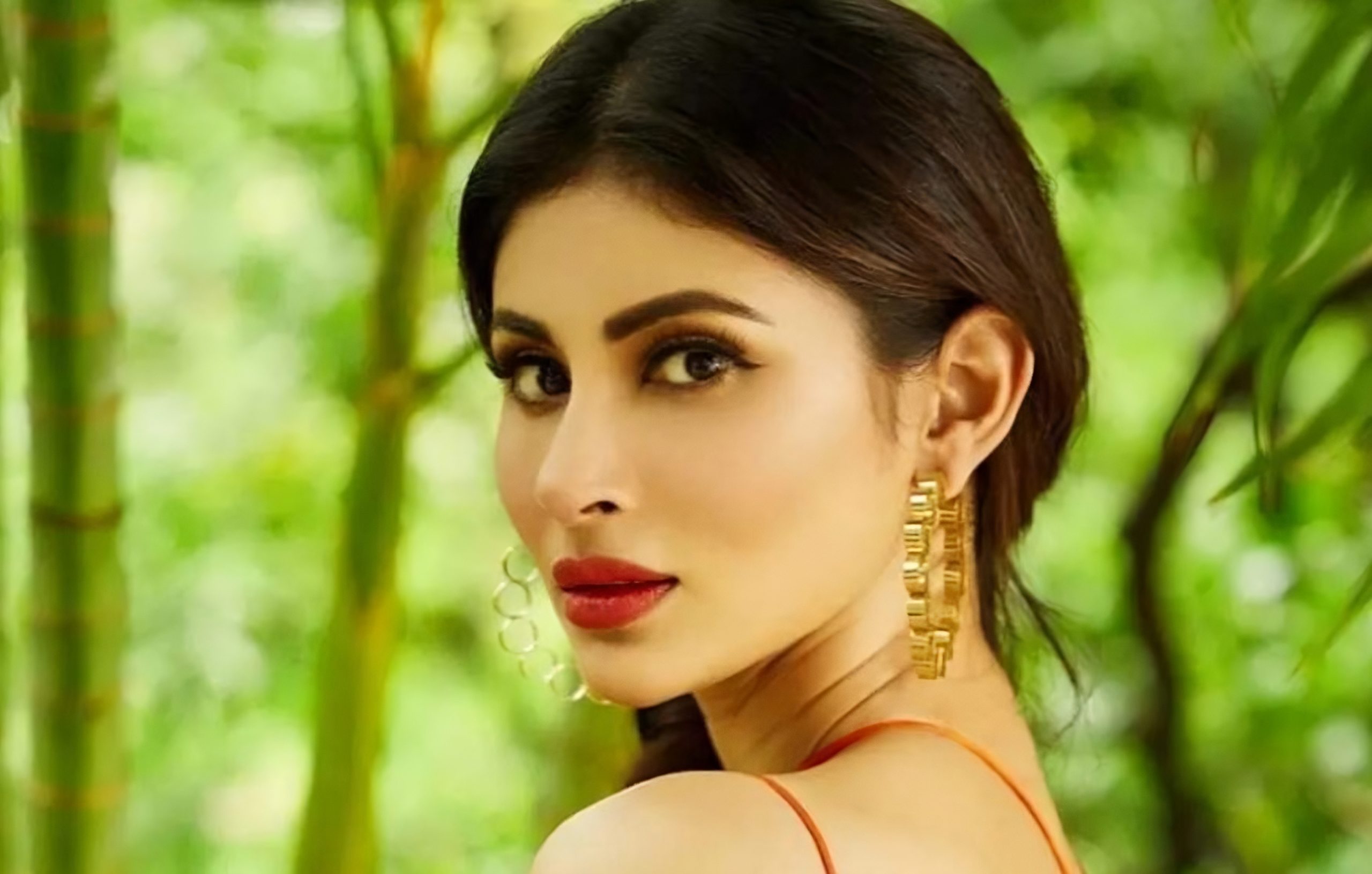 উষ্ণ পোশাকে সোশ্যাল মিডিয়ায় আগুন ধরালেন মৌনি রায়