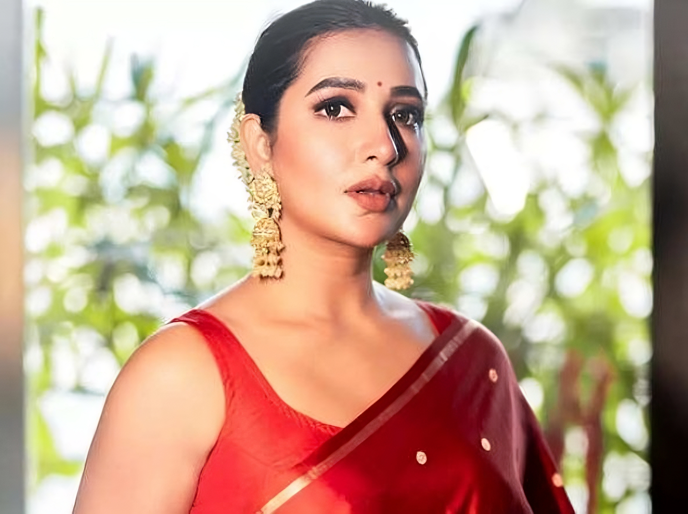 ফিনফিনে পাতলা শাড়িতে নজর কাড়লেন শুভশ্রী