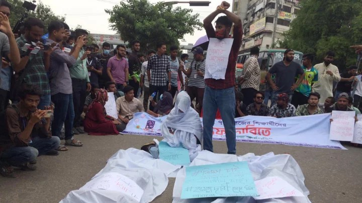 নীলক্ষেত মোড়ে সাত কলেজের শিক্ষার্থীদের অবরোধ