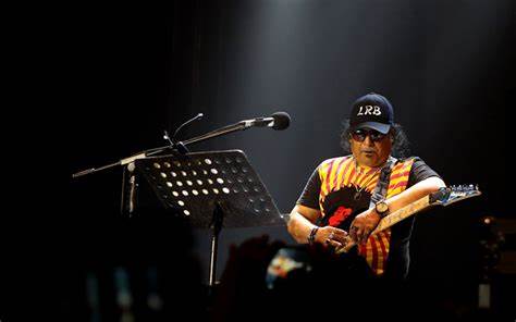 পাঁচ বছর নিস্তব্ধ রুপালি গিটার