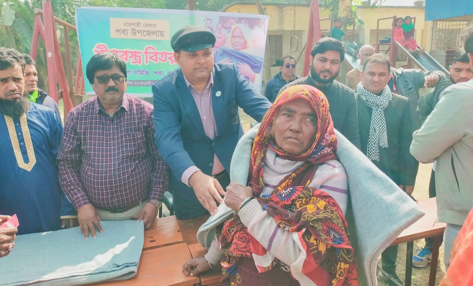 পবার দুর্গম চরে শীতার্তদের মাঝে ইউএনও’র উদ্যোগে কম্বল বিতরণ