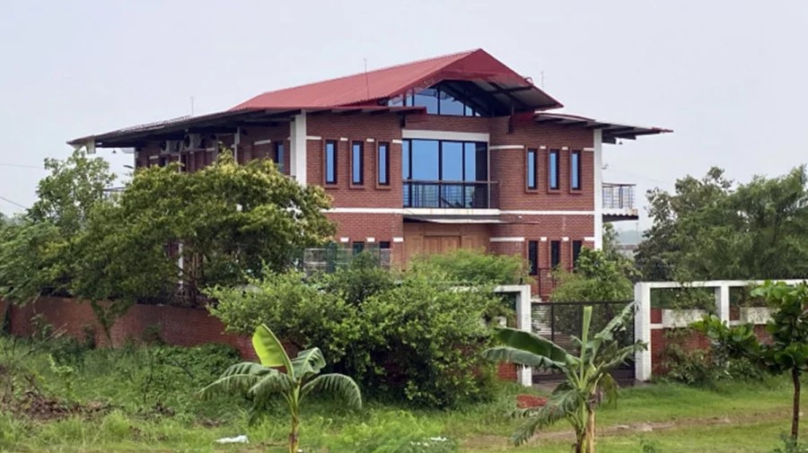 রূপগঞ্জে জমিসহ এই বাংলো বাড়ির মূল্য ৪৫ কোটি টাকা, মালিক বেনজীর