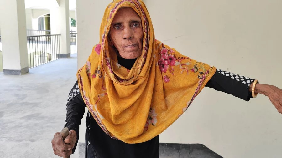 জীবিত থেকেও এনআইডিতে মৃত, বয়স্ক ভাতা পাচ্ছেন না ছাকেনা বিবি