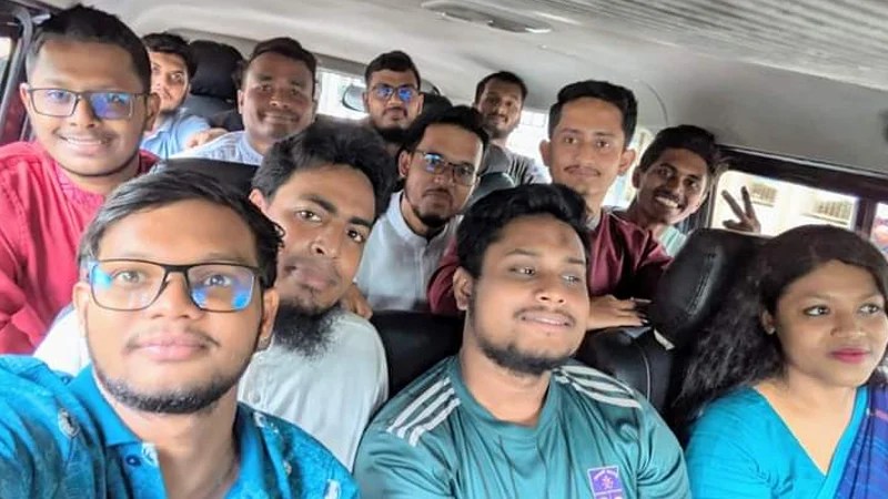 ড. মুহাম্মদ ইউনূসকে স্বাগত জানাতে বিমানবন্দরে সমন্বয়করা