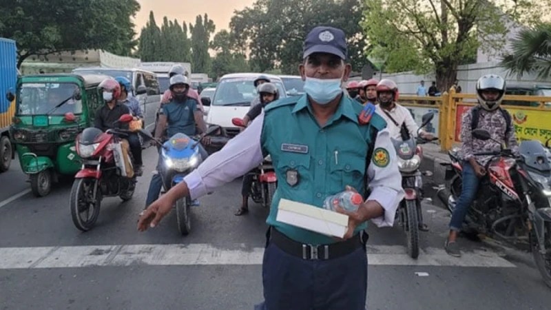 ট্রাফিকের কাজে ফিরেছে পুলিশ