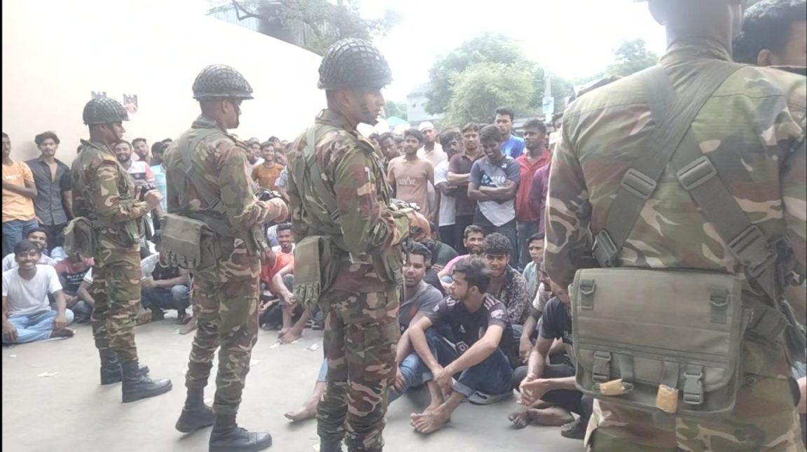 কালীগঞ্জে বেতন বৃদ্ধির দাবিতে সিমেন্ট কারখানায় শ্রমিক বিক্ষোভ