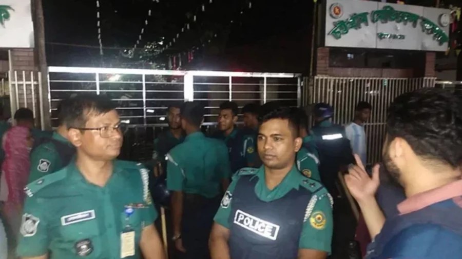 নিজেদের ‘সমন্বয়ক’ পরিচয়ে কনসার্টে ঢুকার চেষ্টা, চমেক শিক্ষার্থী ও পুলিশের ধাওয়া