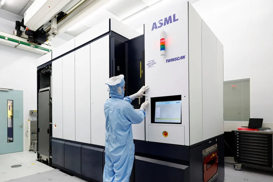 China's New Lithography Machine Lags Behind ASML in Chip Production