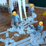 Els petitons experimenten amb paper a llar d'infants bambi blanes