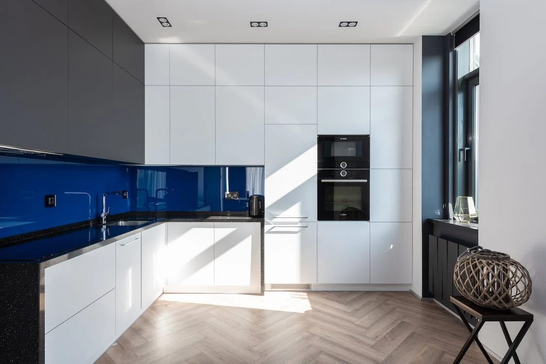 Amenajarea bucatariei - cum se amenajeaza o bucatarie in functie de dimensiunile acesteia + alte idei de culori, mobila si decorare pentru bucatarie, conform regulilor principale de design interior_Dulap inalt