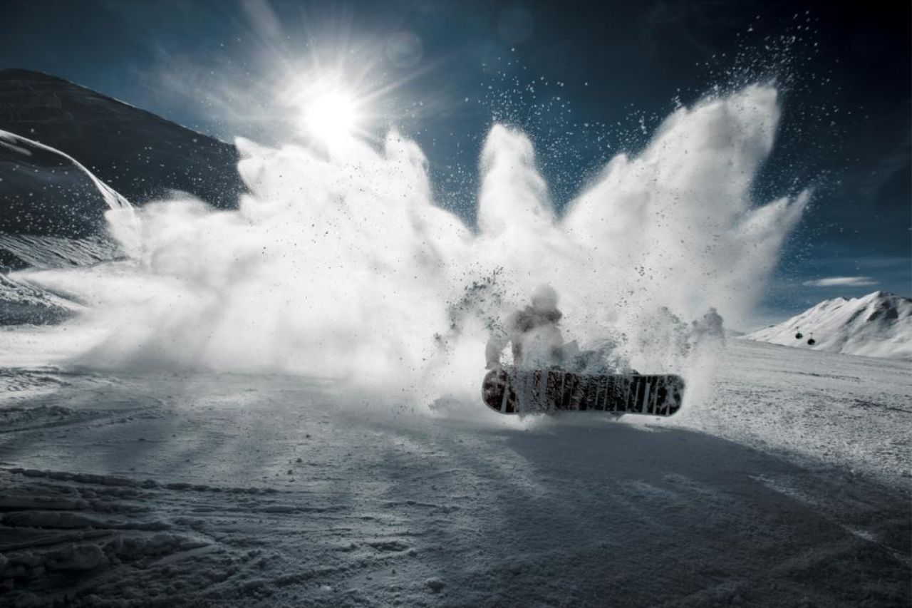 barbat-pe-placa-de-snowboard-zapada-pe-partie-infinity-marketplace