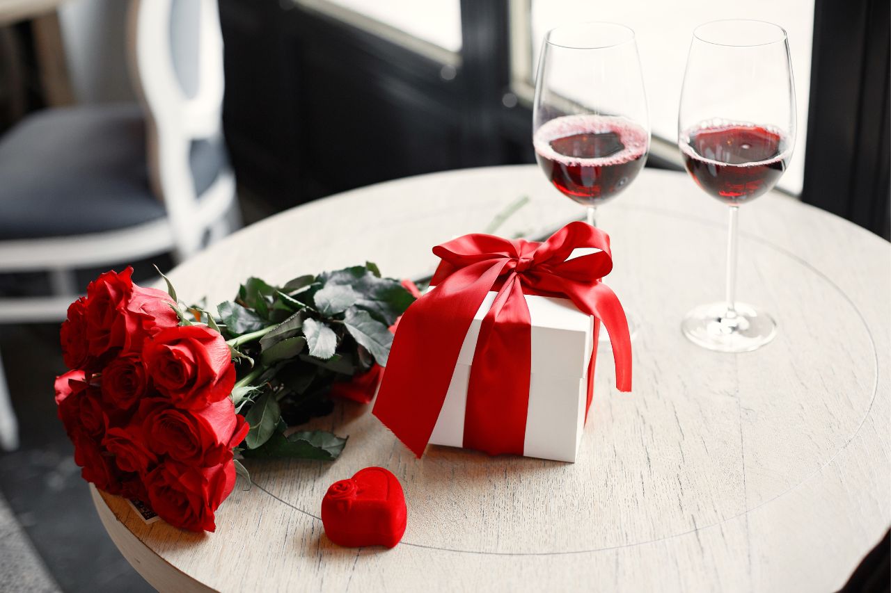 cadou-de-valentines-day-trandafiri-pahare-de-vin-infinity-marketplace