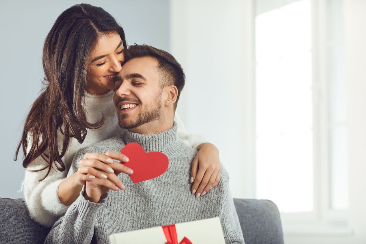 cuplu-fericit-sarbatoreste-valentines-day-cu-cadouri-infinity-marketplace