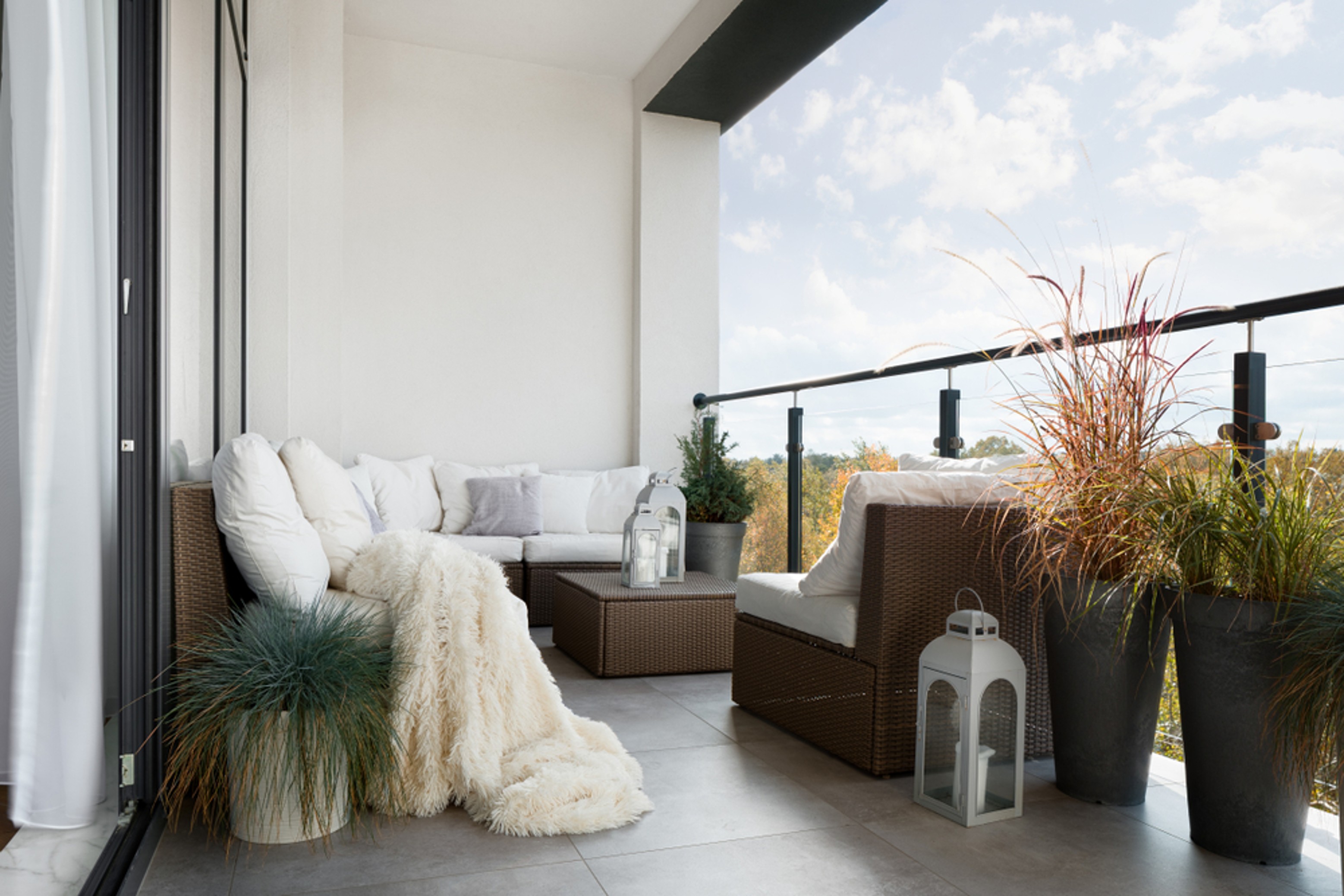 Balcon confortabil, fără persoane, pe timp de zi
