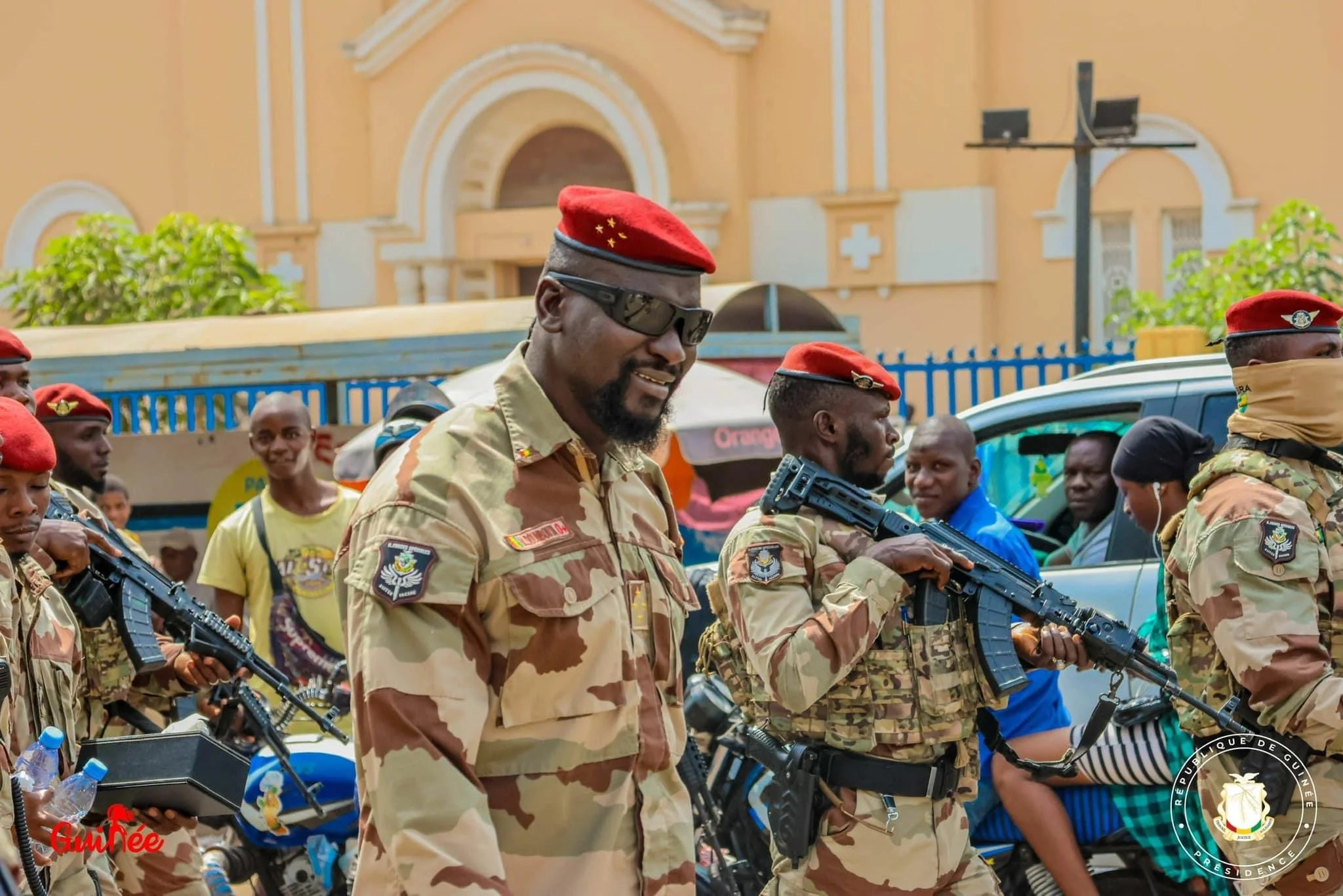 Conakry :  Le Général patriote Mamadi Doumbouya adulé et congratulé par ses compatriotes dans les rues de Kaloum (Par Mandian SIDIBE)