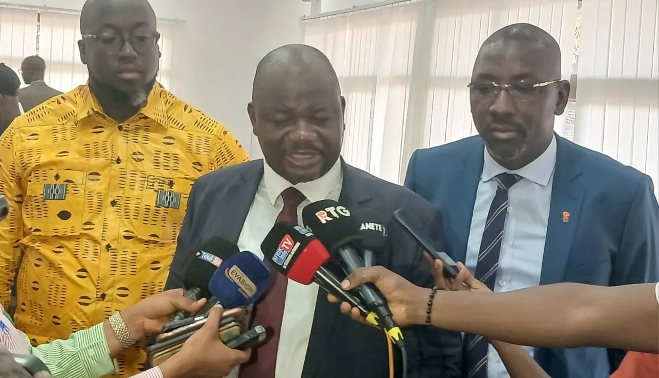 Fédération guinéenne de basket : la nouvelle équipe dirigeante chez le ministre de la jeunesse et des sports