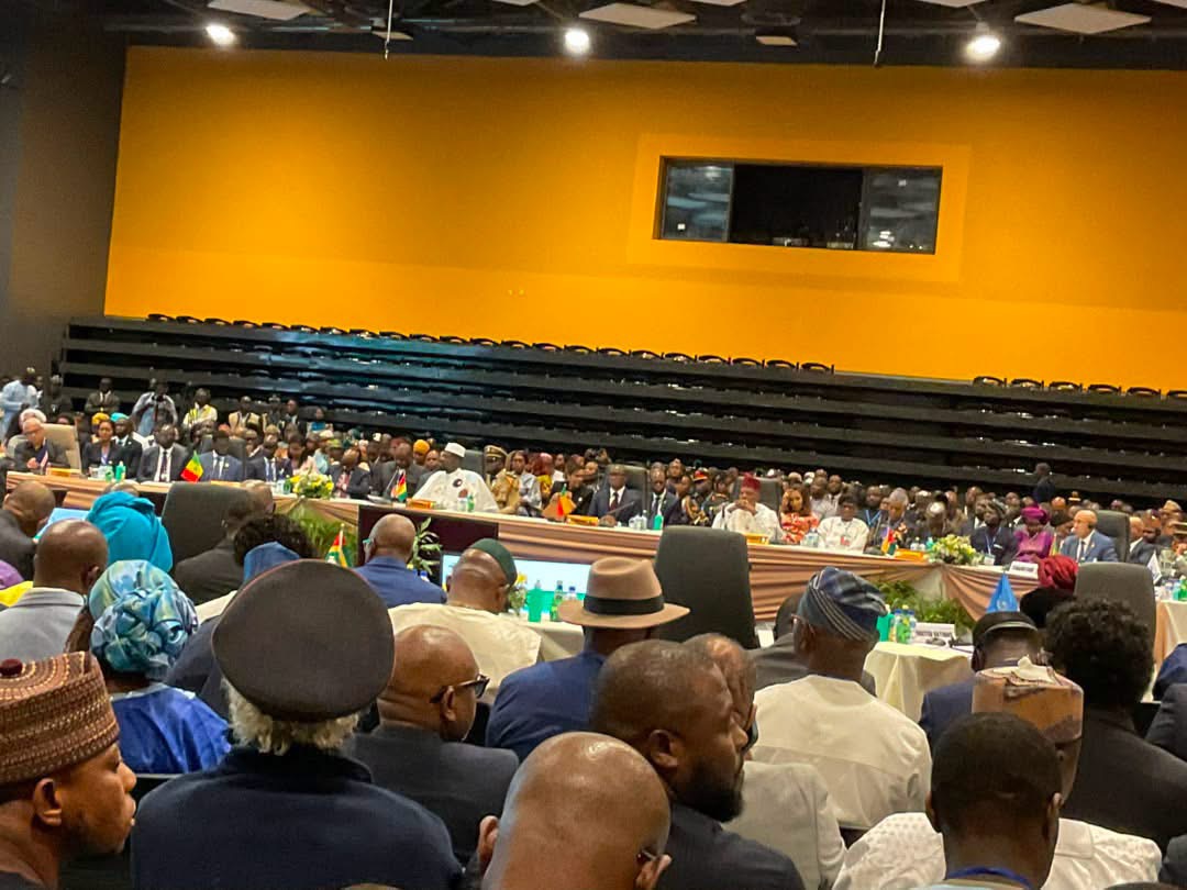 69e Sommet de la CEDEAO : les dirigeants ouest-africains font leur entrée dans la salle à Lungi pour une session décisive