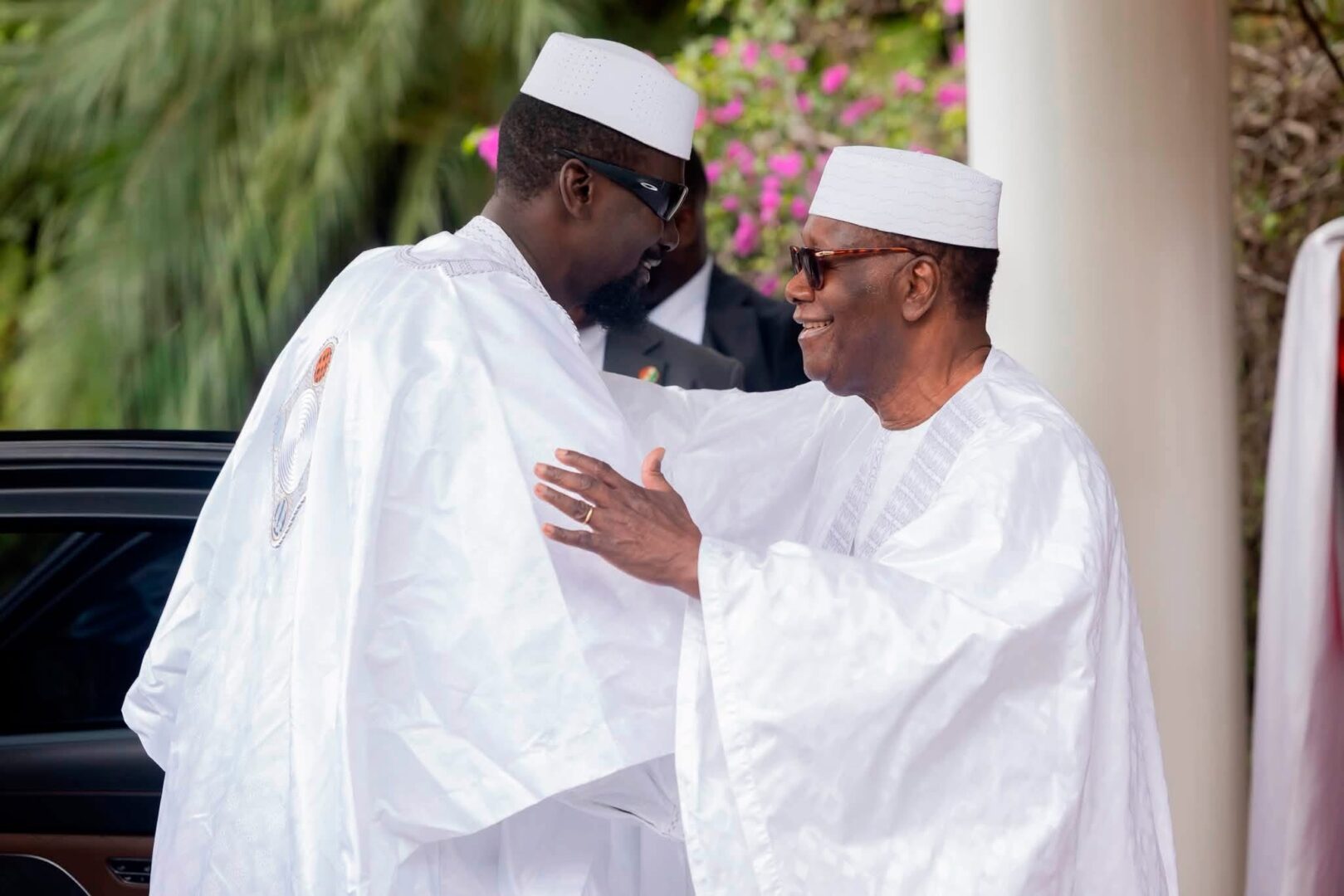 En visite en Côte d’Ivoire–Guinée : le président Mamadi Doumbouya est reçu par son homologue Alassane Ouattara