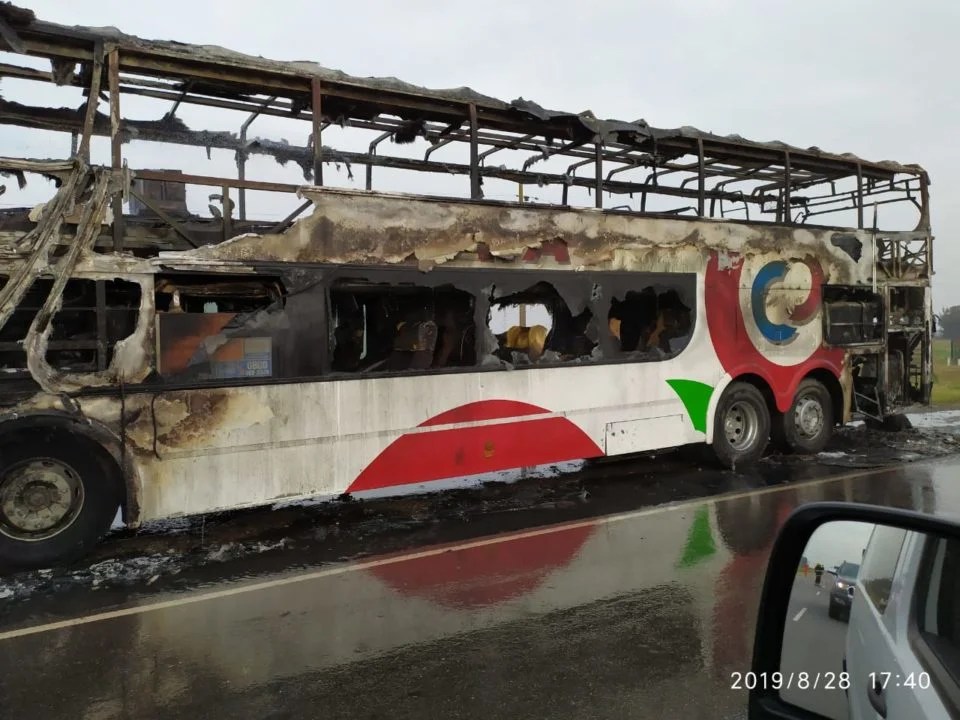 Un colectivo de la empresa Córdoba Coata se incendió entre Santa Eufemia y Pedro Funes