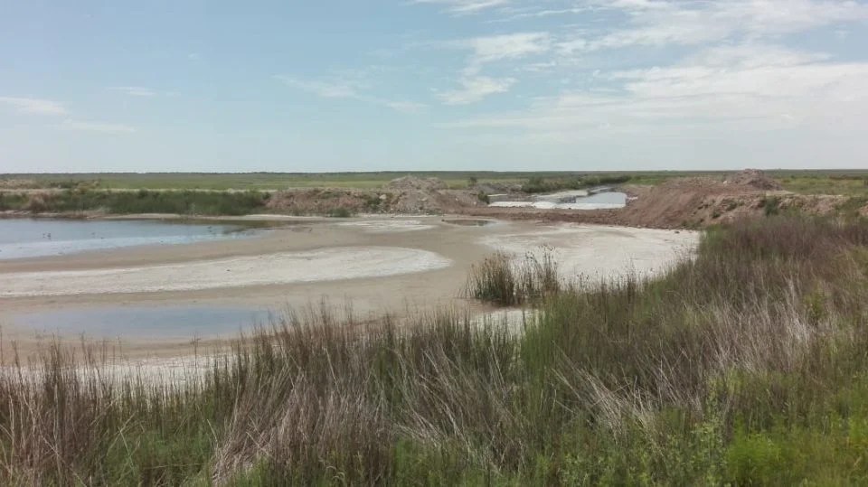 La laguna “La Helvecia” está  en una situación crítica por falta de agua y se realizan obras paliativas