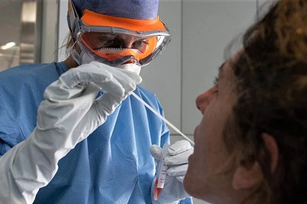 El domingo se confirmaron 960 casos nuevos de Covid-19 y tres fallecimientos por esta causa en la provincia de Córdoba.