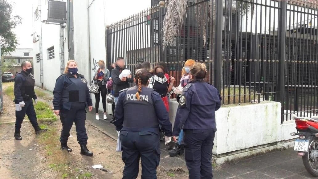 Fiesta clandestina y escándalo en La Plata: los descubrieron y se atrincheraron