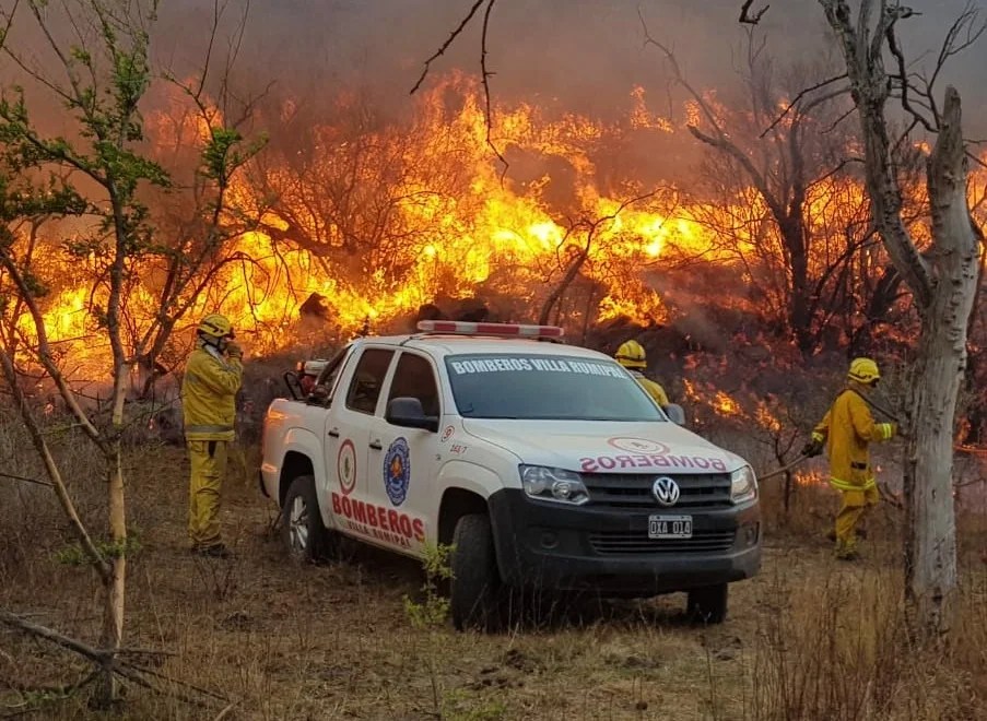Más de 200 bomberos combaten incendios en las Albahacas, Villa el Chacay y Alpa Corral.
