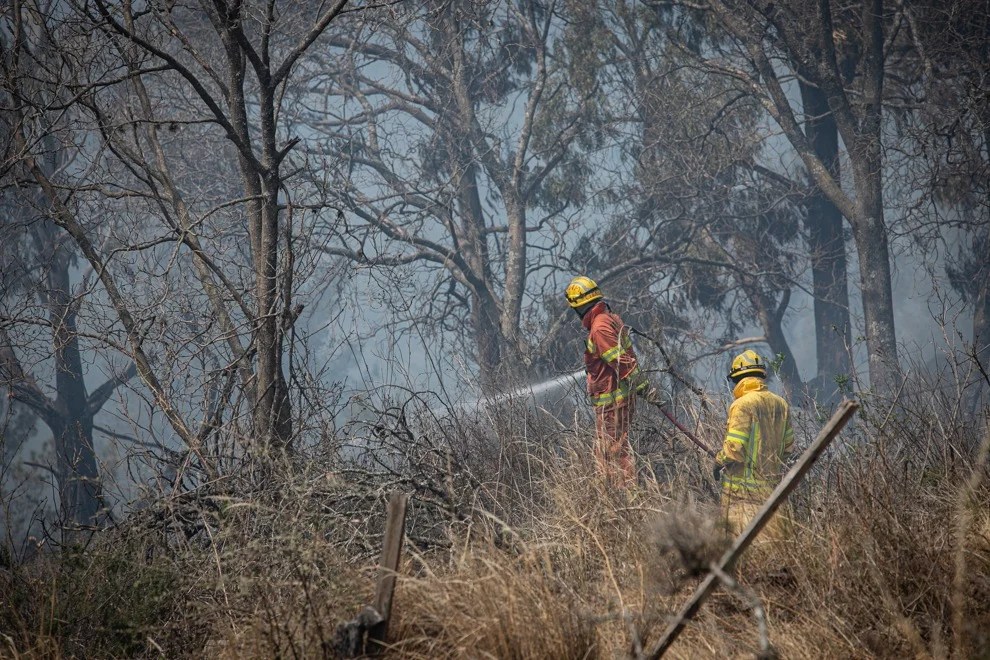 Tras dos semanas de fuego activo la lucha de bomberos continúa
