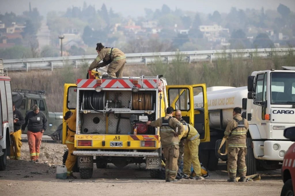 Bomberos prevén otra jornada de ardua lucha contra el fuego