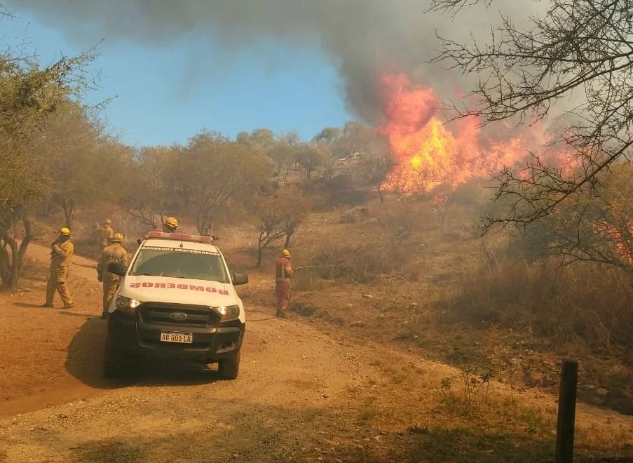 Incendios: se evacuan 18 personas de Cruz Chica, próximo a La Cumbre