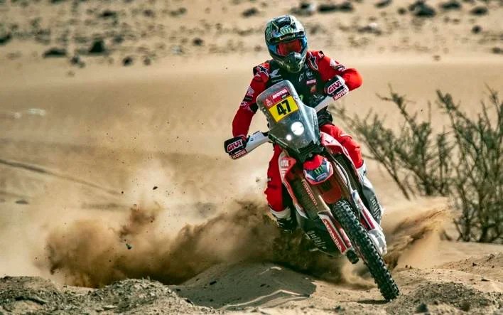 Kevin Benavides es nuevo líder en motos tras adjudicarse la quinta etapa del Dakar