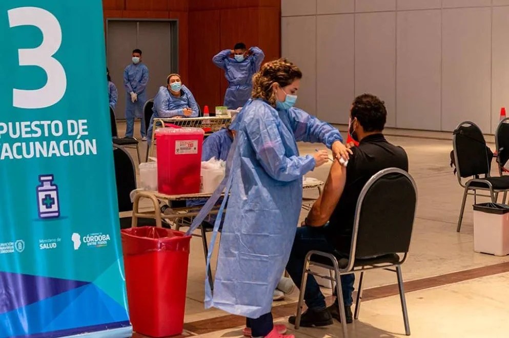 Cuáles serán los primeros grupos de docentes en recibir la vacuna