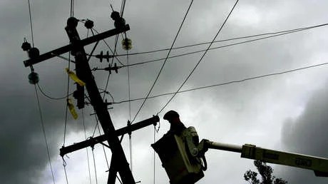 Un hombre provoca un apagón tras intentar hacer ejercicios en un poste eléctrico
