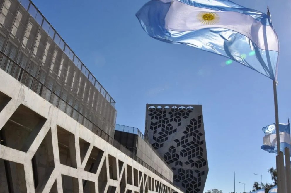 Se redujo en enero la caída de la recaudación