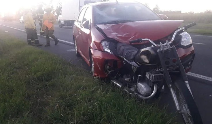 Ruta 8: Grave accidente entre un auto y dos motos