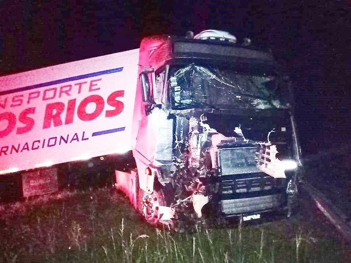 Accidente entre dos camiones sobre la Autopista en el kilómetro 443