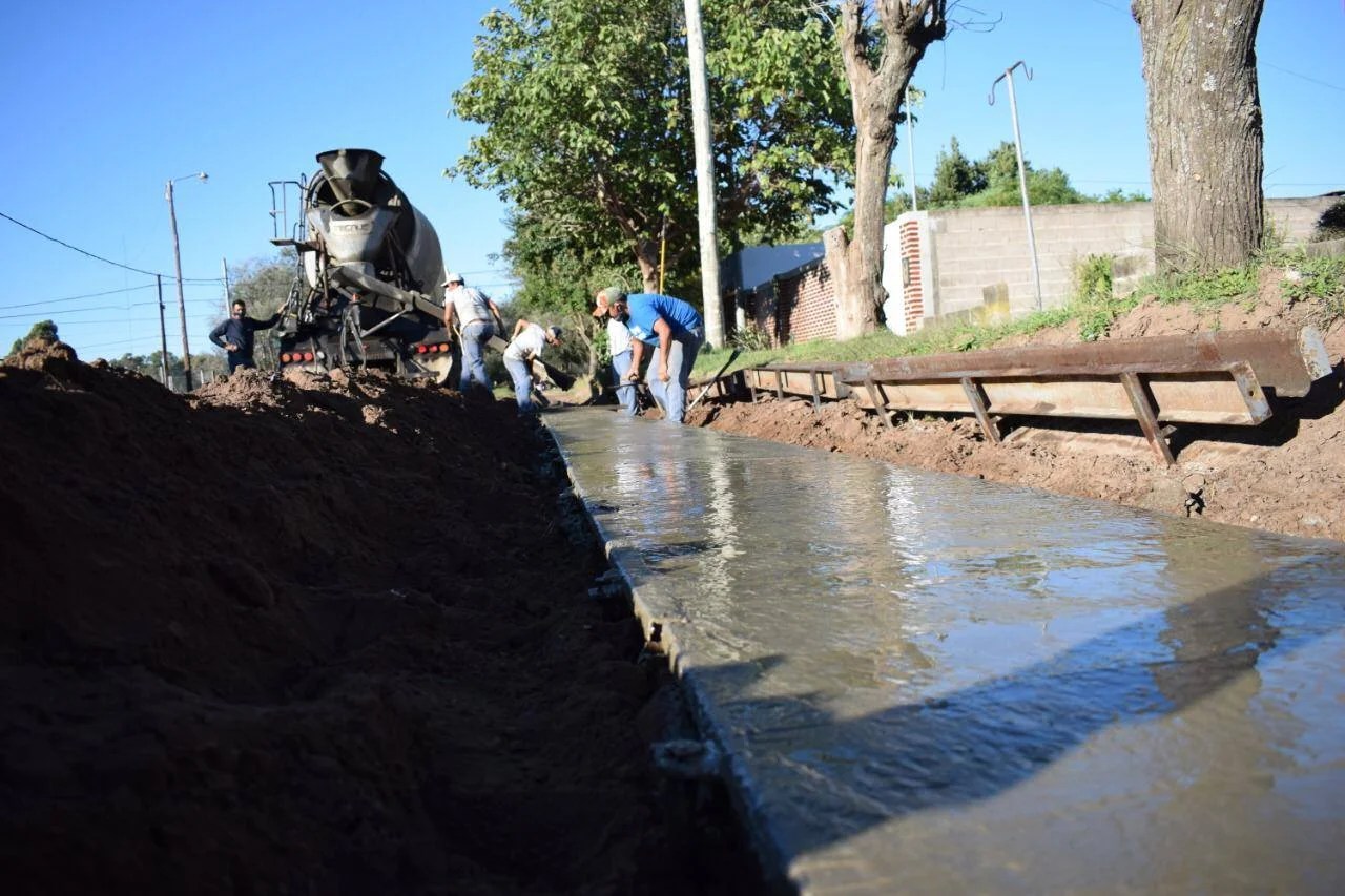 Laboulaye: Avanza la obra de cordón cuneta.