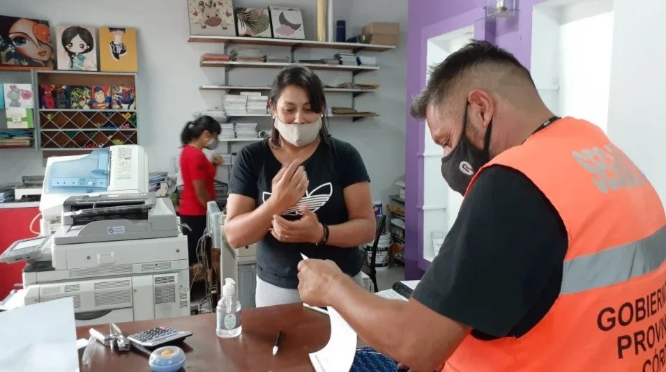 Las Higueras: La Municipalidad intensifica los controles sanitarios en comercios e instituciones.