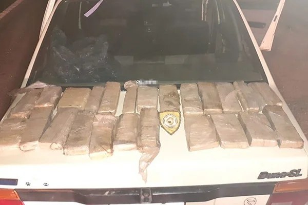 Se les rompió el auto y descubrieron que llevaba Marihuana.