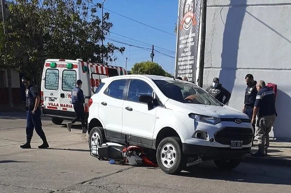 Villa María: Grave accidente entre una moto y una camioneta en barrio Ameghino.