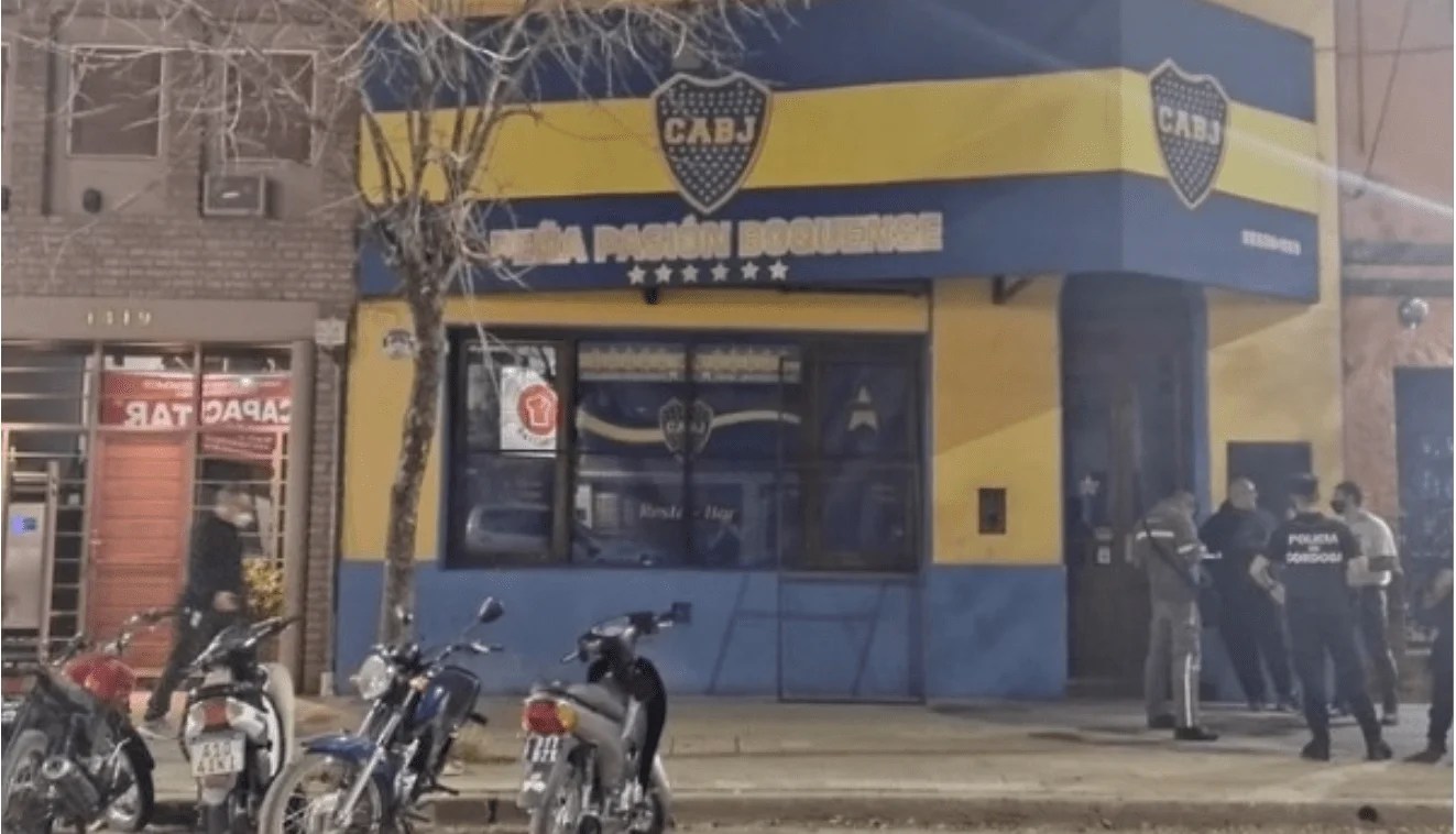 Miraban el Superclásico y cayó la Policía.