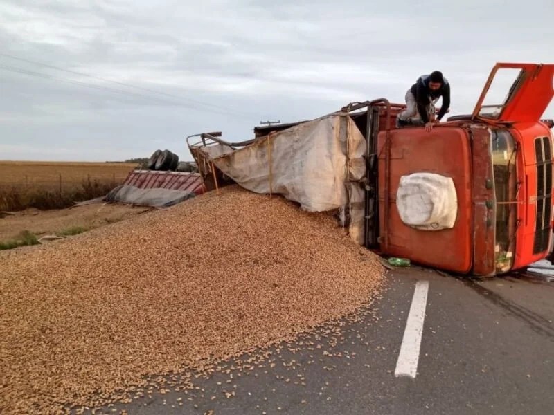 Volcó un Camión de Maní en la ruta 35.