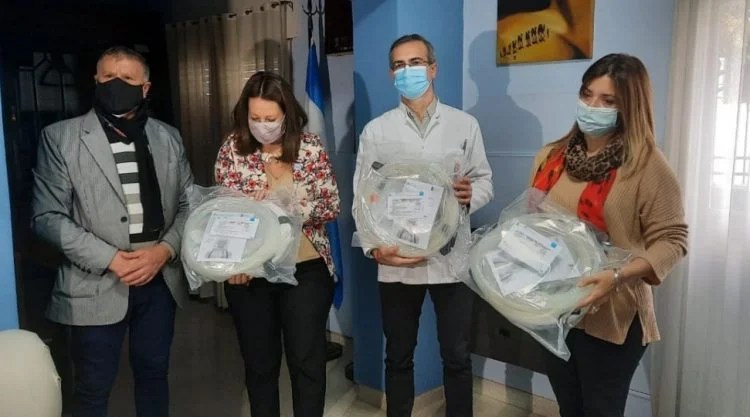 Tras perder a su hija por Covid, un Intendente donó cascos de ventilación.
