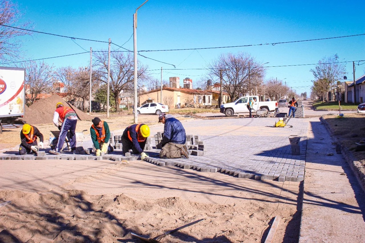 Canals: Comenzaron las obras de adoquinado y cordón cuneta en el Barrio Sur