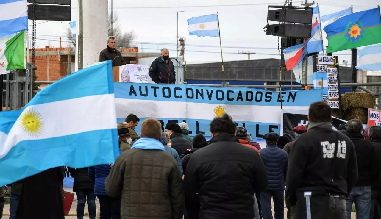 Convocan a un cese de comercialización de granos y hacienda por 15 días.